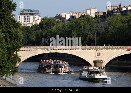 Sightseeing-Boote fahren unter einer Brücke auf der seine in Paris vorbei. Stockfoto
