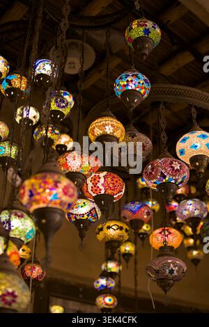 Farbenfrohe türkische Lampen aus Mosaikglas hängen auf dem traditionellen Basar in Al Seef Dubai Stockfoto