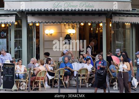 Gäste und Fußgänger vor dem Café Les Deux Palais am Boulevard du Palais in Paris. Stockfoto