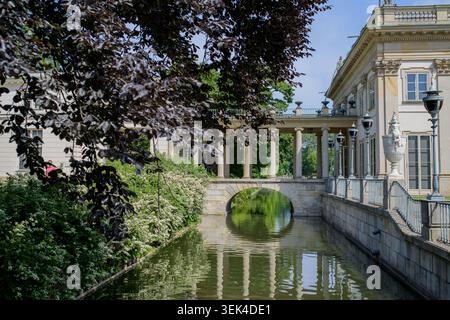 Palast auf der Insel in Warschau Polen Königlicher Lazienki Park historische Architektur Brücke und See Stockfoto