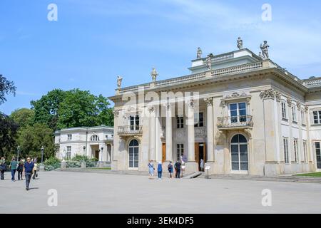 Vorderansicht des historischen Palastes auf der Insel mit Touristen auf der Hauptterrasse, Lazienki Park, Warschau, Polen. Stockfoto