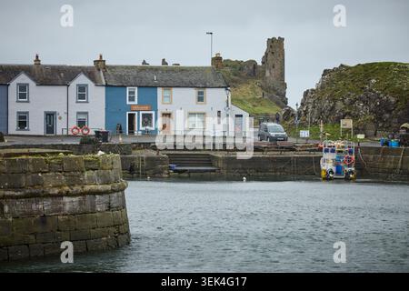 Dunure Castle, vom Hafen Ayr entfernt, Überreste einer mittelalterlichen Küstenfestung Stockfoto