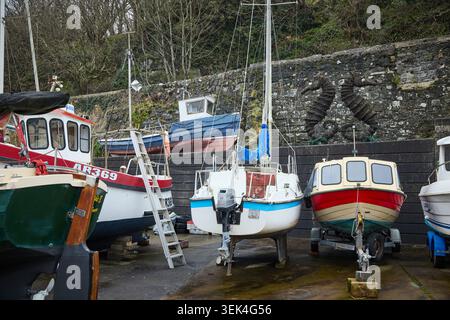 Dunure Village Harbour in Ayrshire, Boote an Land gelagert Stockfoto