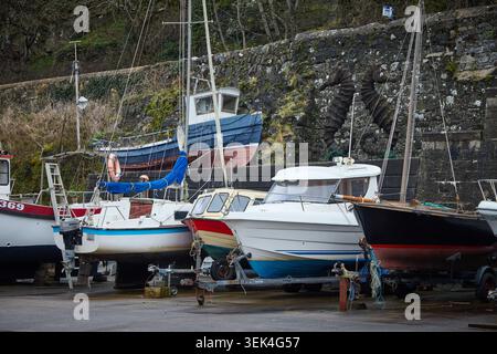 Dunure Village Harbour in Ayrshire, Boote an Land gelagert Stockfoto