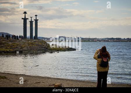 Stavanger, Norwegen. Swords in Rock (Sverd i fjell) Gedenkdenkmal im Hafrsfjord von Madla von dem Bildhauer Fritz Røed drei Bronzeschwerter Stockfoto