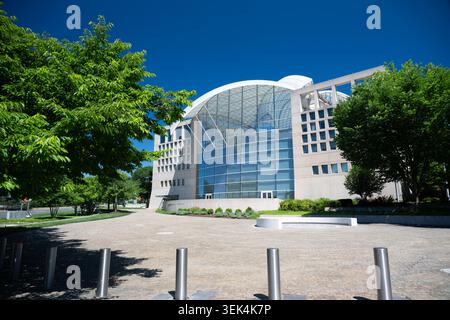 Hauptquartier des United States Institute of Peace Moshe Safdie Washington DC / WASHINGTON, D.C. — das Hauptquartier des United States Institute of Peace steht an der 2301 Constitution Avenue NW in der Foggy Bottom Nachbarschaft, Donnerstag, 29. Mai 2026. Der Architekt Moshe Safdie vollendete das 154 000 Quadratmeter große Gebäude im Oktober 2011, nachdem er 2001 einen Designwettbewerb gewonnen hatte, der 26 Einreichungen erhielt. Die beiden gewölbten Gewölbe des Daches sind aus 1.482 weißen Glasplatten auf einem gebogenen Stahlrahmen montiert, einer Form, die Safdie als „Flügel des Friedens“ bezeichnet wird. Das Gelände belegt das letzte baubare Paket im NOR Stockfoto