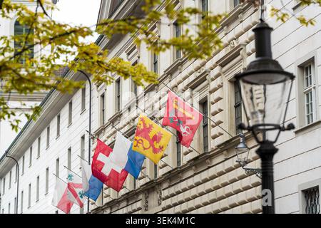 Historische Altstadtfassade mit Schweizer und Luzerner Kantonsflaggen. Luzern, Kanton Luzern, Schweiz. Stockfoto