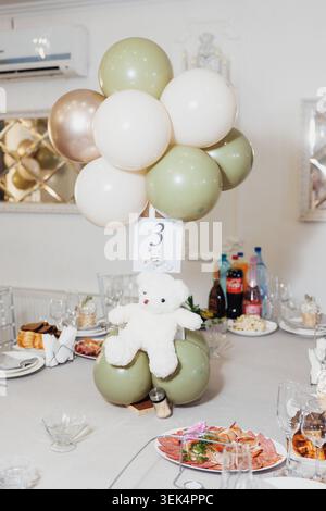 Weiche Ballons schweben über einem festlichen Tisch Stockfoto