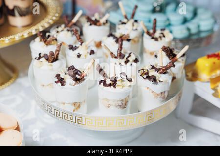 Elegante Desserttassen mit Schokoladenspänen Stockfoto