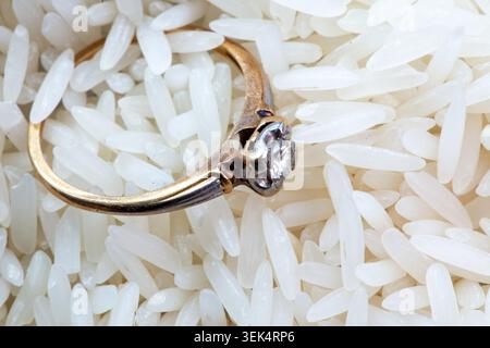 Nahaufnahme eines Diamant-Verlobungsrings aus den 1940er Jahren, USA. Stockfoto