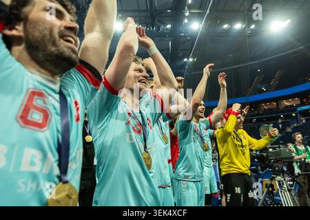 Hamburg, Deutschland. 31. Mai 2026. Die Spieler der MT Melsungen feiern nach dem Sieg im Handballfinale der Winamax EHF Finals 2026 zwischen THW Kiel und MT Melsungen in der Barclays Arena am 31. Mai 2026 in Hamburg. Kredit: DeFodi GmbH & Co. KG/Alamy Live News Stockfoto