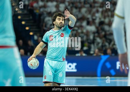 Hamburg, Deutschland. 31. Mai 2026. Erik Balenciaga (MT Melsungen) gibt beim Handballfinale der Winamax EHF Finals 2026 zwischen THW Kiel und MT Melsungen am 31. Mai 2026 in Hamburg in der Barclays Arena. Kredit: DeFodi GmbH & Co. KG/Alamy Live News Stockfoto