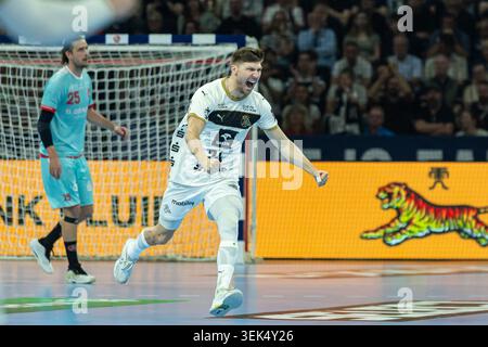 Hamburg, Deutschland. 31. Mai 2026. Lukas Zerbe (THW Kiel) feiert am 31. Mai 2026 im Handballfinale der Winamax EHF Finals 2026 zwischen THW Kiel und MT Melsungen in der Barclays Arena in Hamburg. Kredit: DeFodi GmbH & Co. KG/Alamy Live News Stockfoto