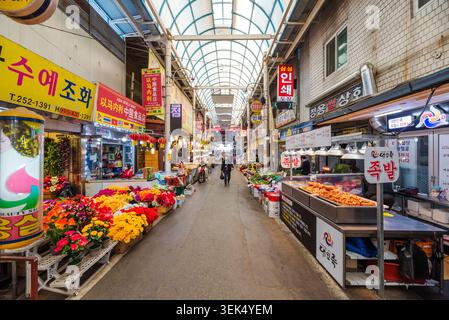 Landschaft des Yukgeori General Market mit Geschäften und Geschäften, Cheongju, Südkorea Stockfoto