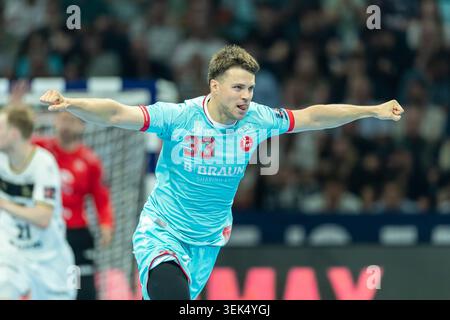 Hamburg, Deutschland. 31. Mai 2026. Aaron Mensing (MT Melsungen) feiert im Handballfinale der Winamax EHF Finals 2026 zwischen THW Kiel und MT Melsungen in der Barclays Arena am 31. Mai 2026 in Hamburg. Kredit: DeFodi GmbH & Co. KG/Alamy Live News Stockfoto