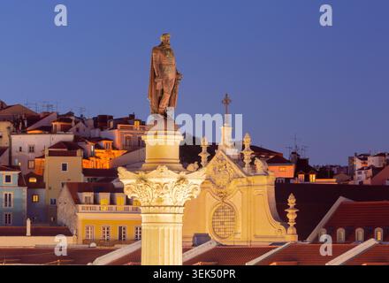 Blick aus der Nähe auf das Pedro IV Monument mit beleuchteter historischer Architektur im Zentrum von Lissabon während der Abenddämmerung. Stockfoto