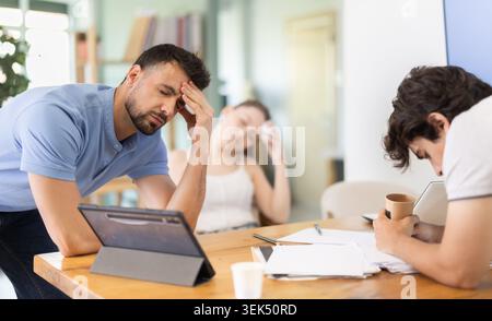 Müde Büroangestellte, die am Arbeitsplatz ein Nickerchen machen Stockfoto
