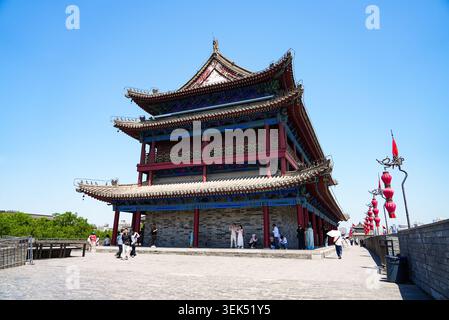 Touristen gehen am traditionellen kaiserlichen Pavillon auf dem alten Südtor der Stadtmauer von Xi'an, Shaanxi, China Stockfoto