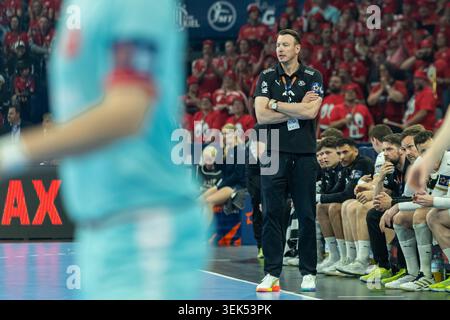 Hamburg, Deutschland. 31. Mai 2026. Trainer Filip Jicha (THW Kiel) sieht beim Handballfinale der Winamax EHF Finals 2026 zwischen THW Kiel und MT Melsungen in der Barclays Arena am 31. Mai 2026 in Hamburg an. Kredit: DeFodi GmbH & Co. KG/Alamy Live News Stockfoto