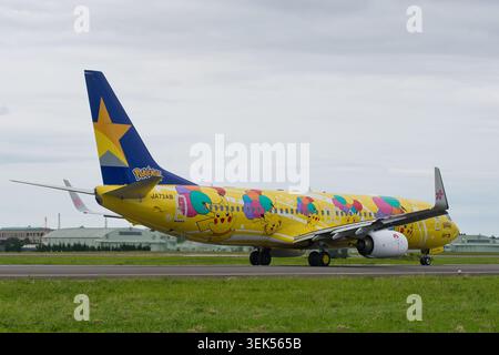 Skymark Airlines Boeing 737-800 (JA73AB) „Pikachu Jet BC1“ Pokemon Sonderlackierung auf der Piste Stockfoto