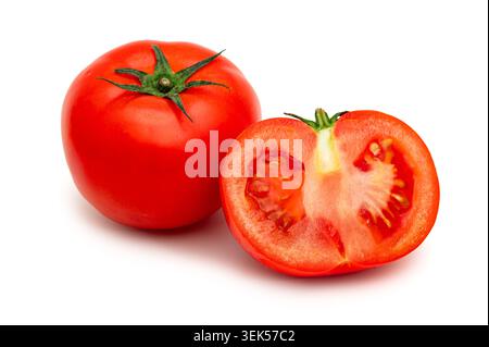 Ganze frische rote Tomate mit einer halben Scheibe isoliert auf weißem Hintergrund Stockfoto