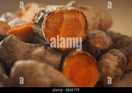Kurkuma Wurzel geschnitten und auf einer Ebenen Oberfläche angeordnet Stockfoto