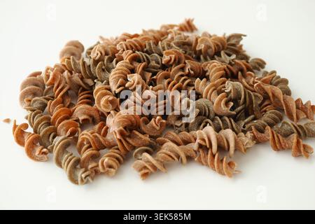 Verschiedene Nudelsorten auf einer weißen Oberfläche Stockfoto