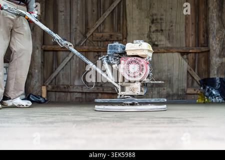 Power Floater in Aktion Betonbearbeitung mit einer Kelle für eine glatte und gleichmäßige Oberfläche Stockfoto