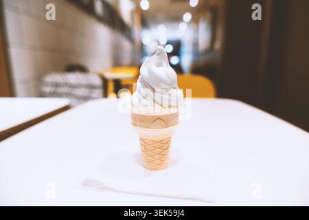 Softeis auf weißem Tisch im gemütlichen Café mit Bokeh-Hintergrund Stockfoto