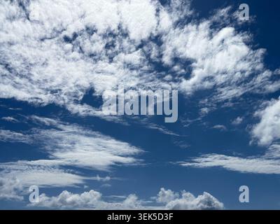 Flauschige weiße Wolken am blauen Himmel Stockfoto