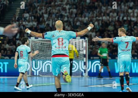 Hamburg, Deutschland. 31. Mai 2026. Adrian Sipos (MT Melsungen) feiert im Handballfinale der Winamax EHF Finals 2026 zwischen THW Kiel und MT Melsungen in der Barclays Arena am 31. Mai 2026 in Hamburg. Kredit: DeFodi GmbH & Co. KG/Alamy Live News Stockfoto