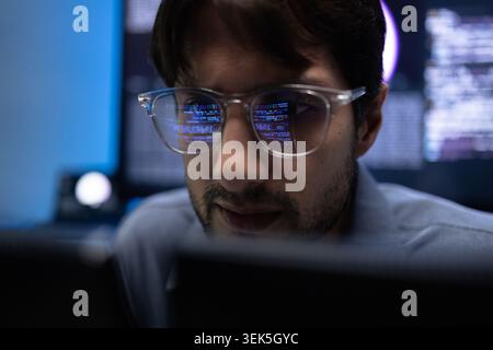 Junge Latin Programmierbrille Mit Code-Reflexion Auf Objektiv Stockfoto