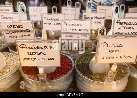 Auswahl an Kräutern und Gewürzen am Marktstand, La Laguna, Santa Cruz, Teneriffa Stockfoto