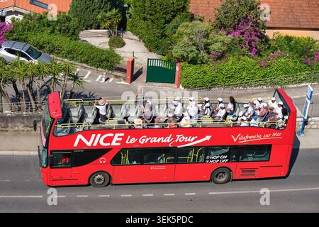 Touristen, die die Stadt Nizza an Bord eines Doppeldeckerbusses mit offenem Oberdeck besuchen. Alpes-Maritimes, Provence-Alpes-Côte d’Azur, Frankreich. Stockfoto