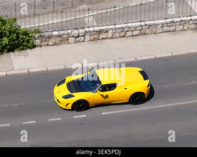 Tesla Roadster auf den Straßen von Nizza. Alpes-Maritimes, Provence-Alpes-Côte d’Azur, Frankreich. Stockfoto