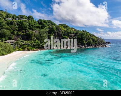Blick aus der Vogelperspektive auf den tropischen Sandstrand und das blaue Meer. Seychellen, Mahe. Stockfoto