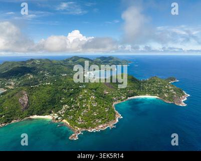 Luftdrohne der Küste mit wunderschönen Stränden auf einer tropischen Insel. Seychellen, Mahe. Stockfoto