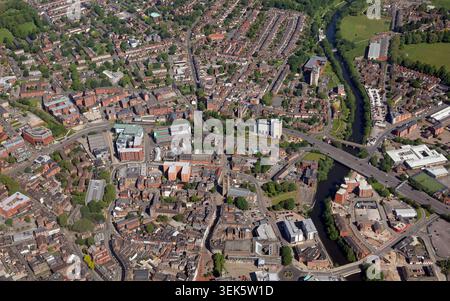 Luftblick auf das Stadtzentrum von Derby mit Blick nach Norden mit dem Fluss Derwent auf der rechten Seite und Derby Cathedral im Zentrum des Bildes Stockfoto