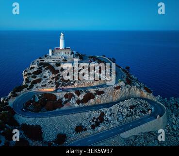 Formentor Lighthouse Panorama mit Klippen und Meer in der Abenddämmerung von Drohne, Mallorca, Spanien Stockfoto