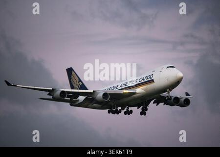 Auckland, Neuseeland – 10. September 2025: Singapore Airlines Cargo Boeing 747 fliegt in der Abenddämmerung zum Auckland International Airport. Stockfoto