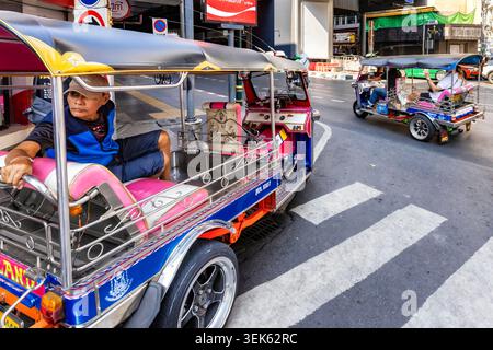 Thailändisches Tuk-Tuk parkte auf der Straße, Sukhumvit, Bangkok, Thailand Stockfoto