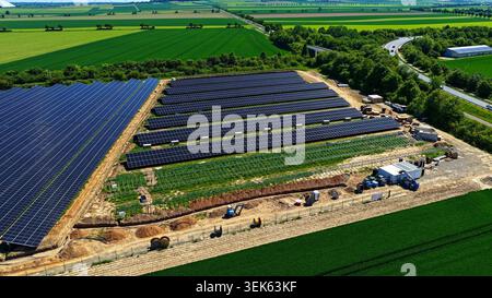 Großer Solarpark in grüner Landlandschaft Deutschland aus der Luft Stockfoto