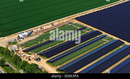 Luftaufnahme der Solarfarm im Bau in grüner ländlicher Landschaft Stockfoto