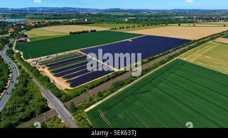 Großer Solarpark mit Windturbinen in grüner ländlicher Landschaft Deutschland Stockfoto