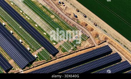 Luftaufnahme eines großen Solarparks im Bau im ländlichen Deutschland Stockfoto