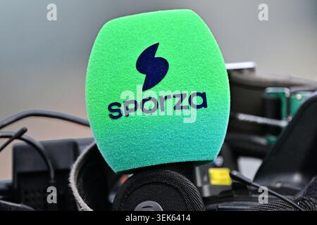 Tubize, Belgien. Juni 2026. Das Sporza-Logo auf einem Mikrofon während eines Trainings der belgischen Fußballnationalmannschaft Red Devils auf dem Proximus Basecamp in Tubize am Montag, den 1. Juni 2026. Die Roten Teufel spielen morgen in Kroatien ein Freundschaftsspiel, das Teil der Vorbereitungen für die FIFA Fussball-Weltmeisterschaft 2026 ist. BELGA FOTO DIRK WAEM Credit: Belga News Agency/Alamy Live News Stockfoto