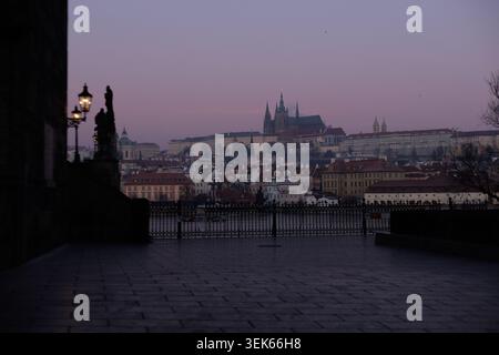 Leere Karlsbrücke mit Blick auf die Prager Burg in der Dämmerung Stockfoto
