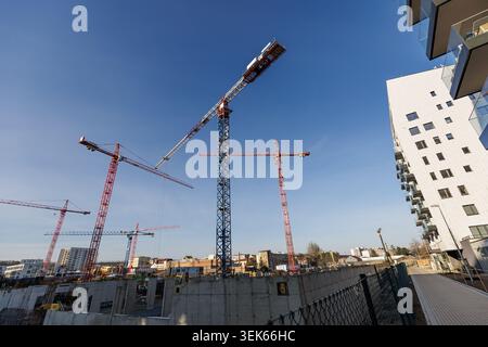 Mehrere Turmkräne auf einer großen Stadtbaustelle in Vysocany Stockfoto
