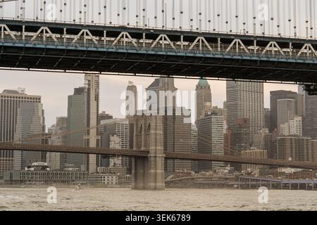 Skyline der Stadt durch zwei berühmte Brücken über einem breiten Fluss Stockfoto