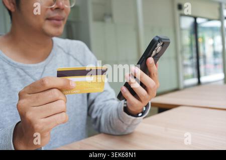 Kreditkarte für sichere Online-Shopping-Zahlung und Handy Stockfoto